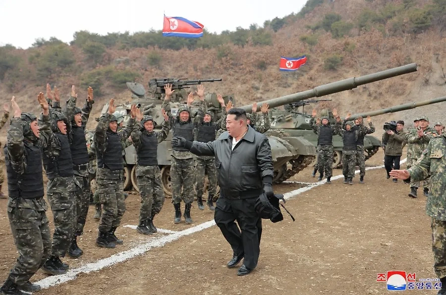 Kim Jong-un Secara Pribadi Menguji Tank Korea Utara Jenis Baru