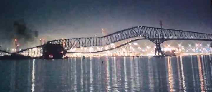 Di AS Jembatan Panjang Lebih Dari 2,5 Km Hancur, Serangan Teroris?