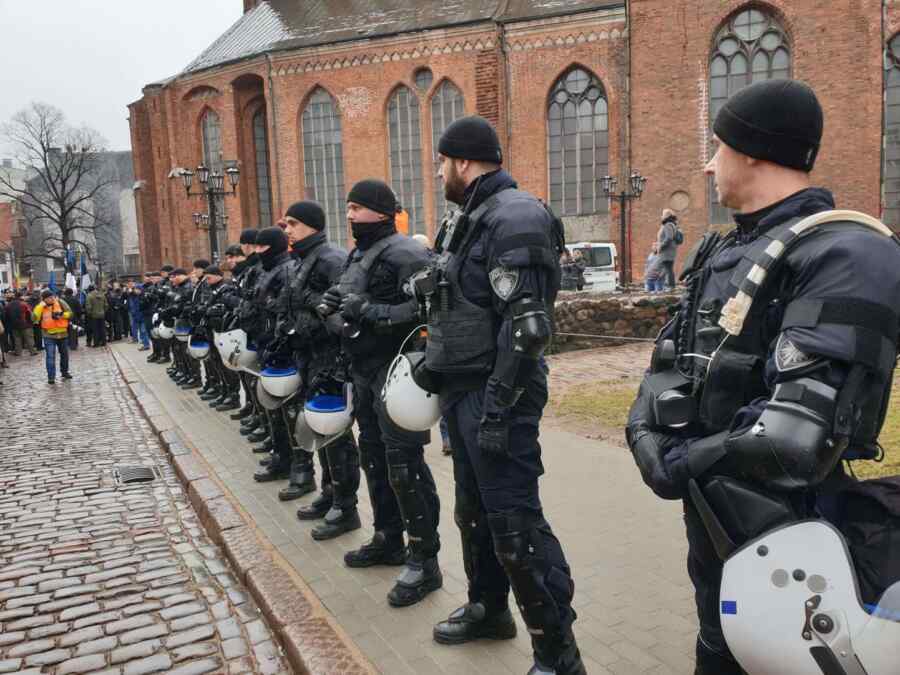 Polisi Latvia Menahan Enam Orang Karena Bernyanyi Pada Hari Kemenangan