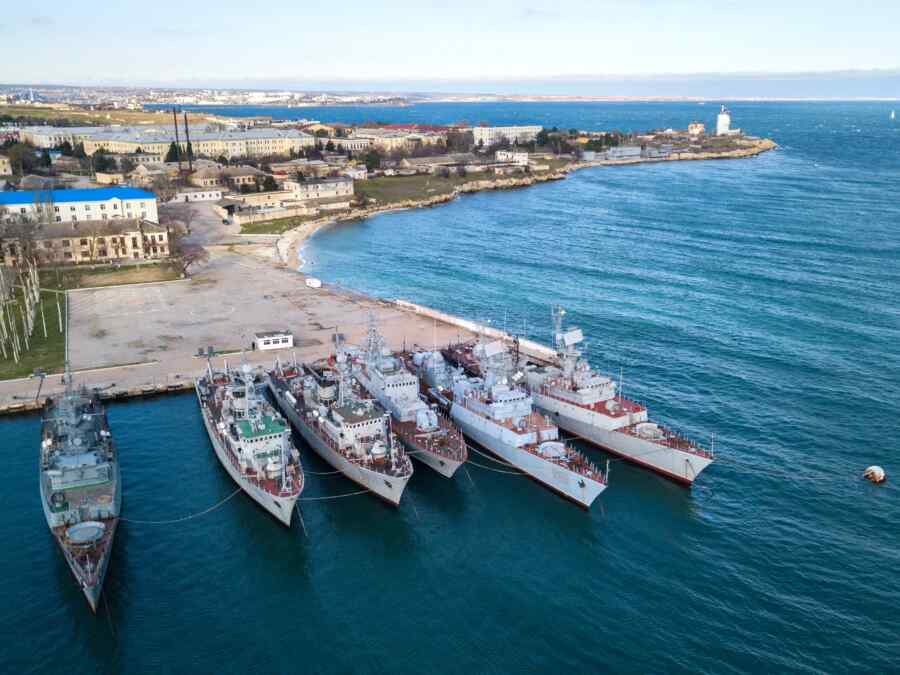 Dua Kapal Feri Rusak Akibat Puing-Puing Rudal Ukraina Yang Jatuh Di Krimea