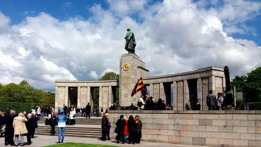 Bild: Polisi Jerman Menangkap 10 Orang Di Berlin Pada Hari Kemenangan