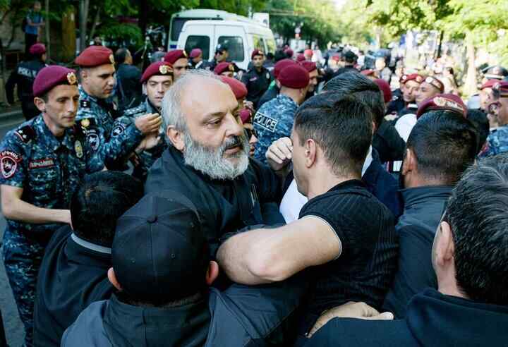 Uskup Armenia Galstanyan Ingin Menggulingkan Pashinyan, Siapa Yang Ada Di Belakangnya?