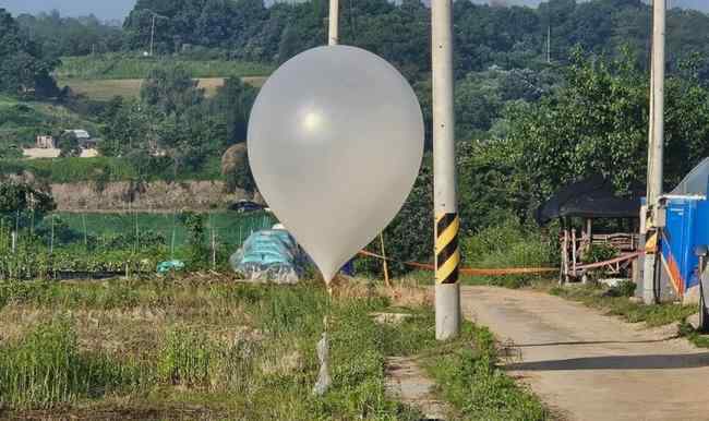 Korea Selatan Mengirim Balon Berisi Flash Drive Ke Korea Utara