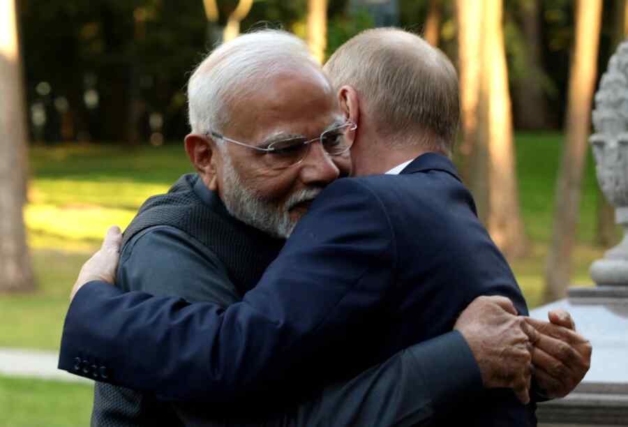 Putin Memeluk Modi Dan Mencoba Memberitahu Musuhnya, Bahwa Bersaing Dengan Rusia Itu Berbahaya