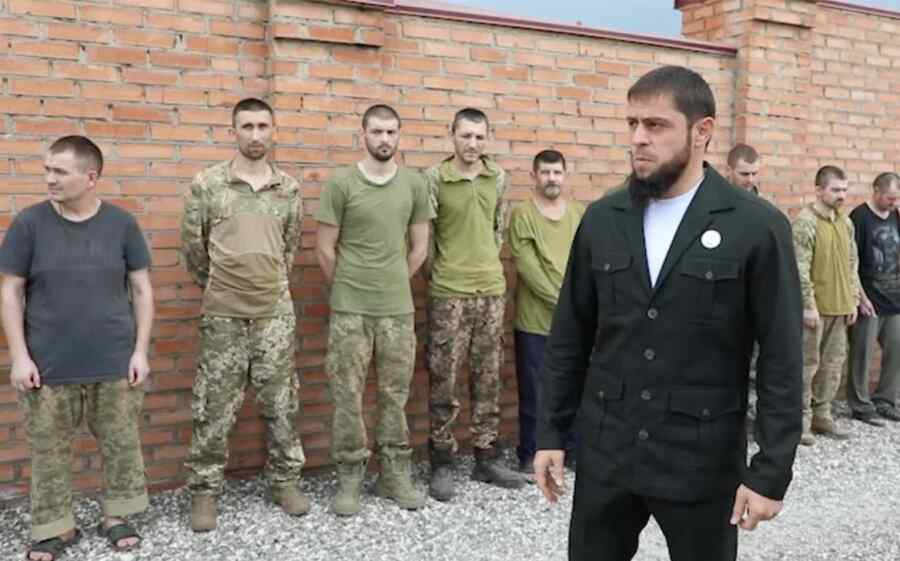 Tentara Ukraina Yang Ditangkap Diperlihatkan Di Chechnya, Apa Perbedaan Mereka Dengan Orang-Orang Chechnya Yang Ditangkap?