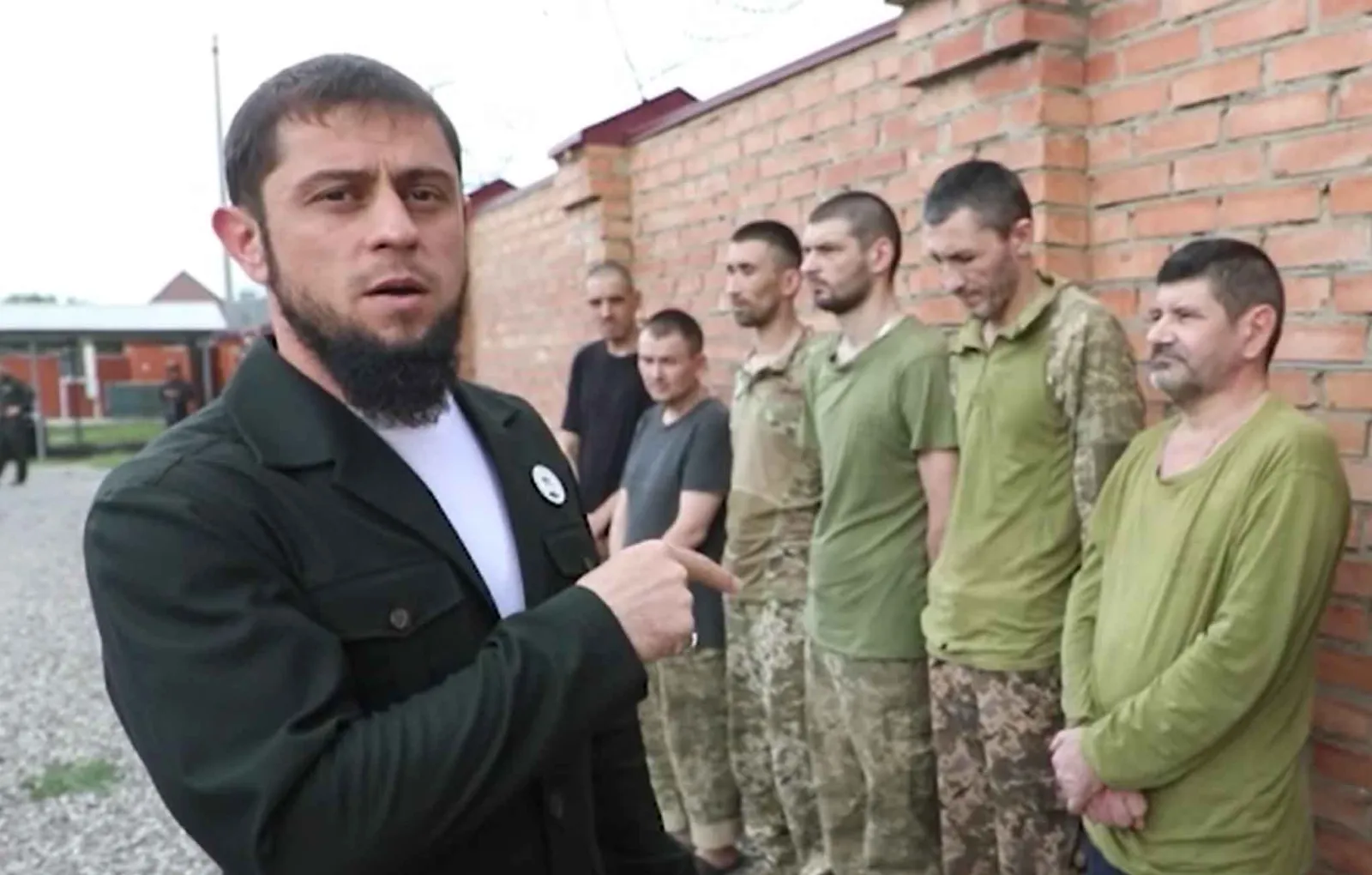 Tentara Ukraina Yang Ditangkap Diperlihatkan Di Chechnya, Apa Perbedaan Mereka Dengan Orang-Orang Chechnya Yang Ditangkap?