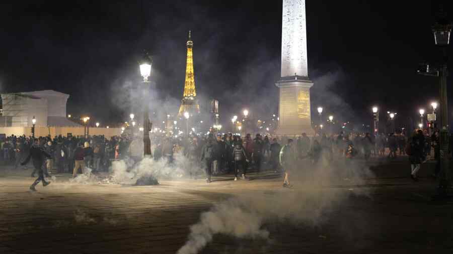 Polisi Prancis Membubarkan Demonstran Sayap Kiri Di Pusat Kota Paris