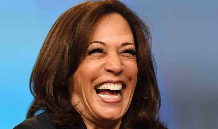 Kamala Harris Tertawa Terbahak-Bahak Saat Mendengar Suara Biden Melalui Speaker Ponsel