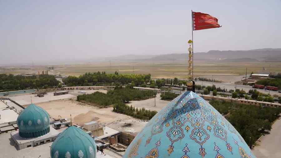 Bendera Merah Balas Dendam Berkibar Di Atas Sebuah Masjid Di Teheran