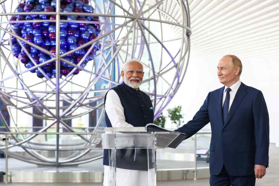 Putin Memeluk Modi Dan Mencoba Memberitahu Musuhnya, Bahwa Bersaing Dengan Rusia Itu Berbahaya