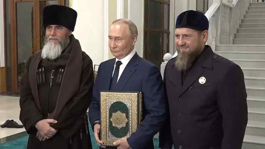 Video Putin Memegang Alquran Menyebabkan Kehebohan di Jejaring Sosial di Turki, Suriah, dan UEA