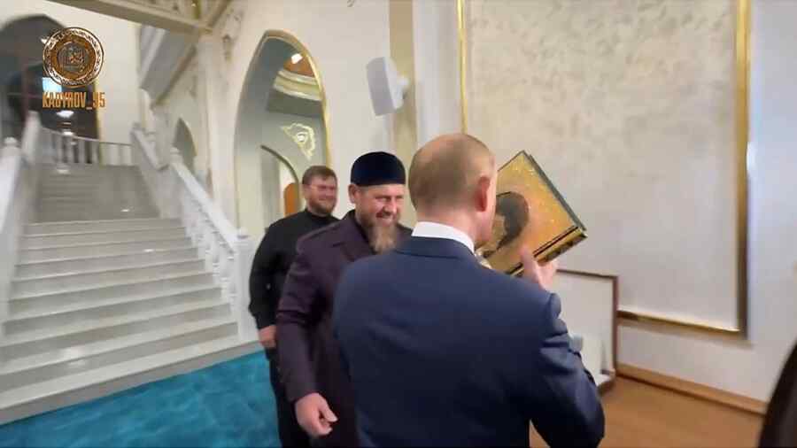 Video Putin Memegang Alquran Menyebabkan Kehebohan di Jejaring Sosial di Turki, Suriah, dan UEA