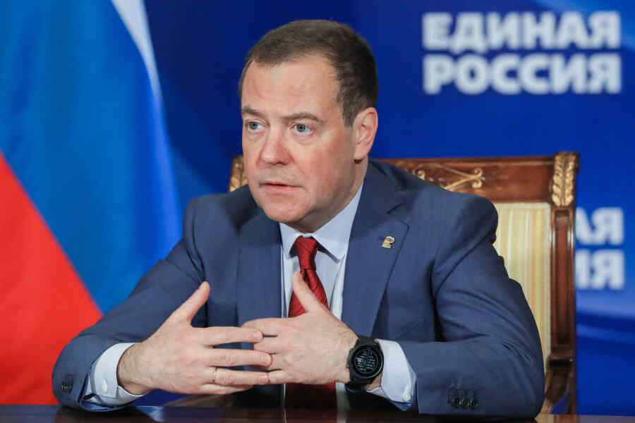 Medvedev Mengatakan Rusia Masih Menggunakan Persediaan Senjata Soviet