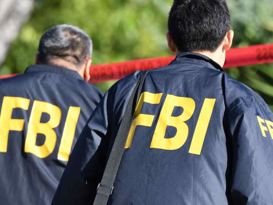 20 Petugas FBI Menggeledah Rumah Seorang Karyawan RT di AS