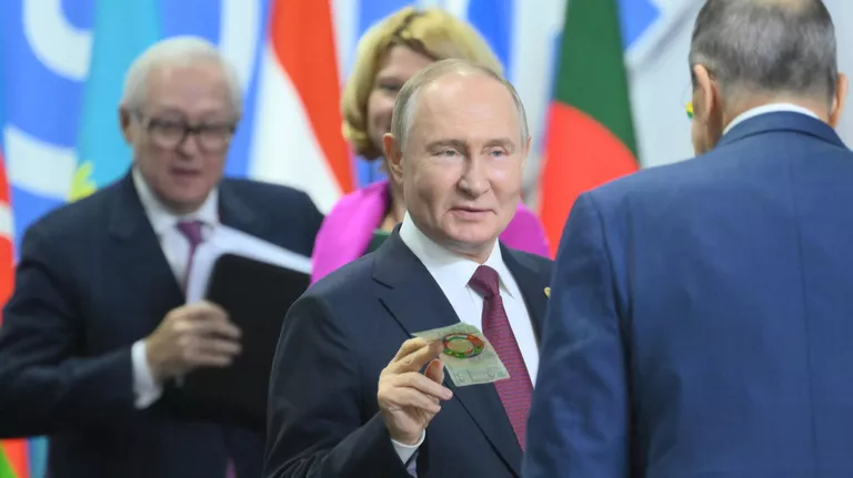 Putin Menunjukkan Uang Kertas BRICS, Apakah Mata Uang Tersebut Mampu Meruntuhkan Dominasi Dolar?