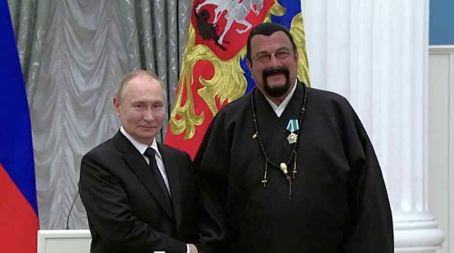 “Kami Memiliki Prajurit, Senjata, dan Pemimpin Militer Terbaik”: Steven Seagal Yakin Rusia akan Menang dalam Konflik