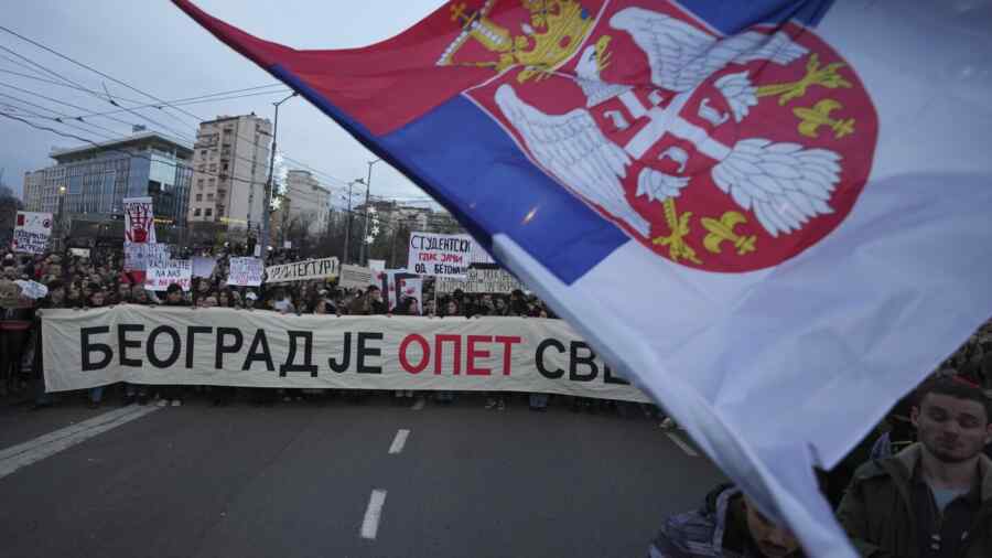 Para Pengunjuk Rasa di Beograd Mengusir Provokator yang Membawa Bendera Uni Eropa