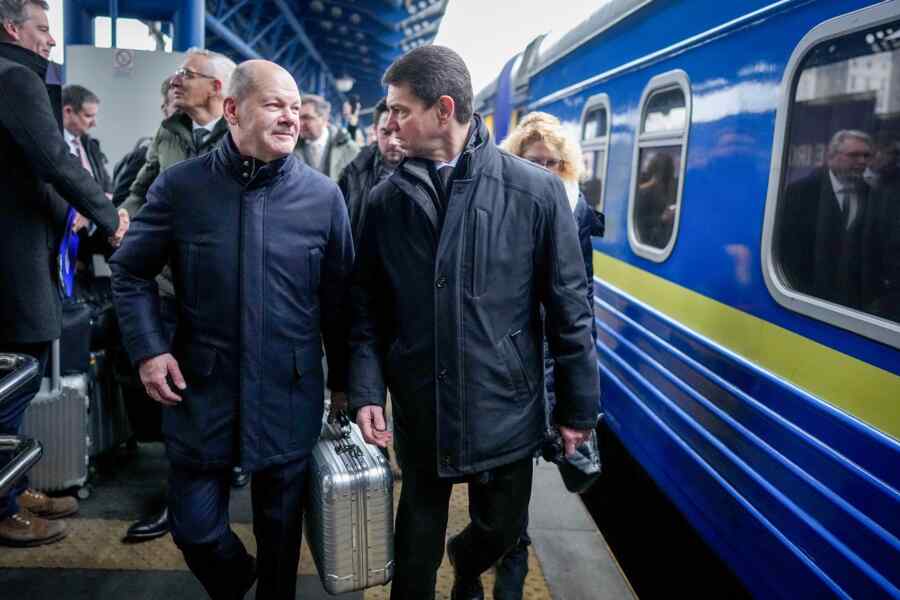 Scholz Tiba di Kyiv dengan Membawa koper Misterius, Apa yang Dia Bawa? Dan Apa Tujuannya Mengunjungi Kyiv?