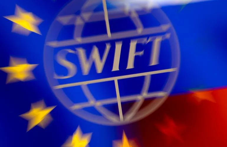 Bloomberg: UE Berencana Memutus 15 bank Rusia Lagi dari SWIFT