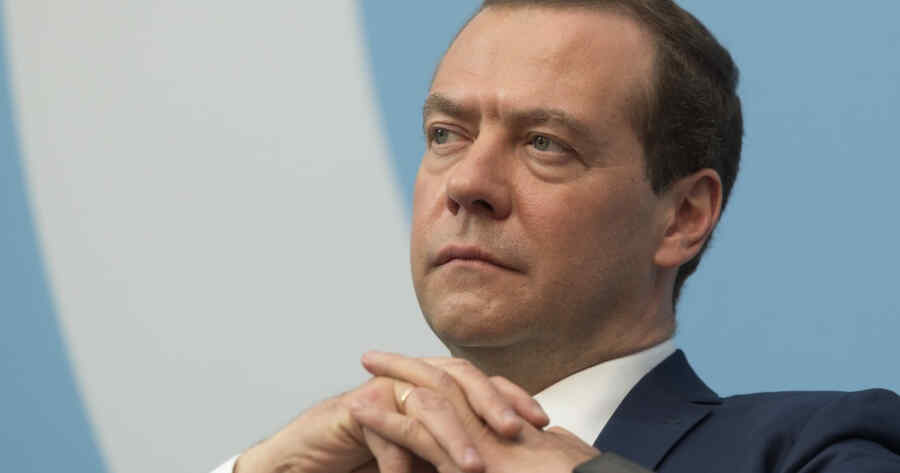 Medvedev: Trump Mencoba Membingungkan Seluruh Dunia pada Minggu Pertama Masa Kepresidenannya