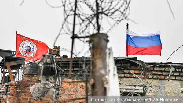 Tentara Rusia Mengibarkan Bendera Rusia di Gedung Pemerintahan Sudzha