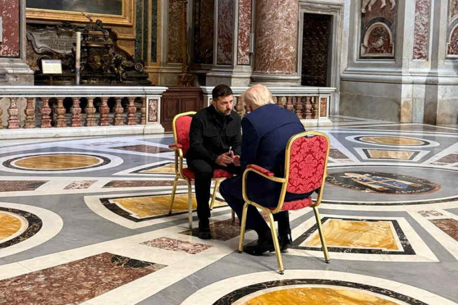 Trump: Di Vatikan, Volodymyr Zelensky Meminta Pasokan Senjata kepada Trump