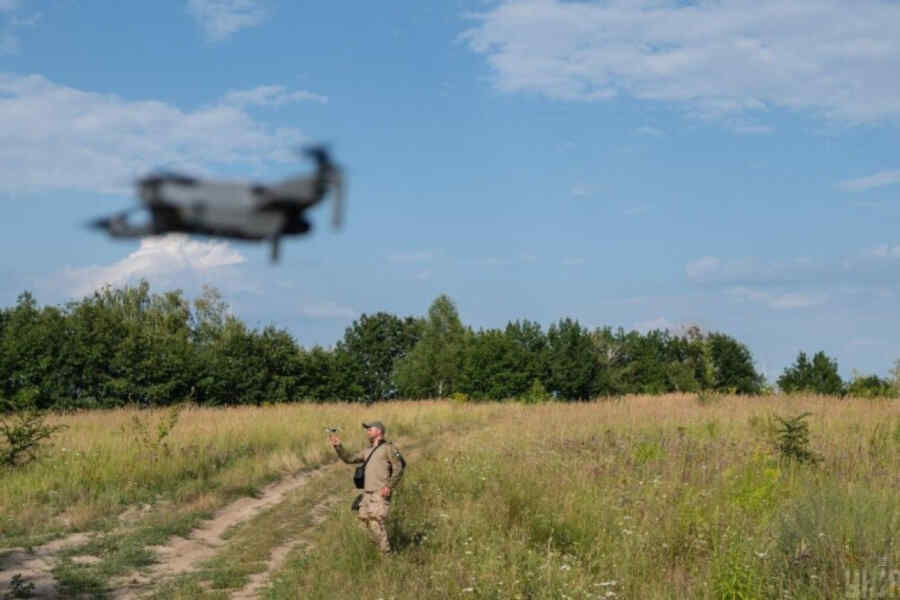 Tentara Rusia Melumpuhkan Pesawat Tak Berawak Ukraina dengan Tongkat