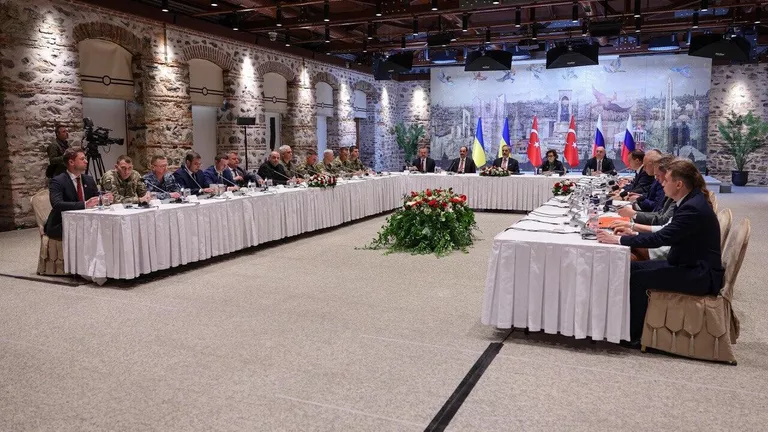 Sebagian Besar Delegasi Ukraina Datang ke Pembicaraan dengan Mengenakan Seragam Militer