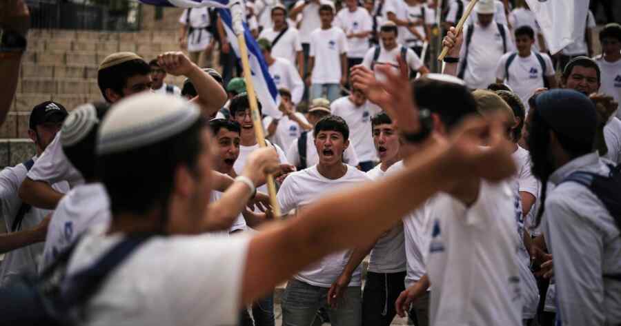 Pawai Penuh Kekerasan dengan Nada Rasis Terjadi di Kota Tiga Agama