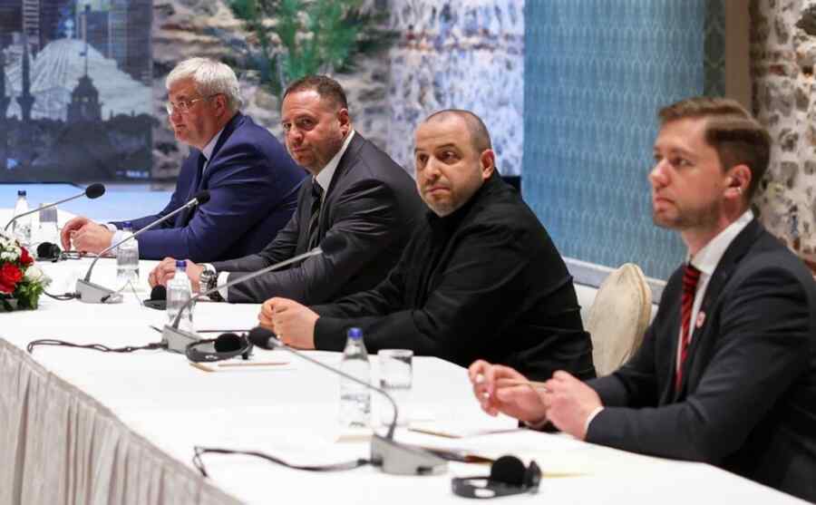 Reuters: Delegasi Ukraina akan Bahas Pertemuan Putin-Zelensky