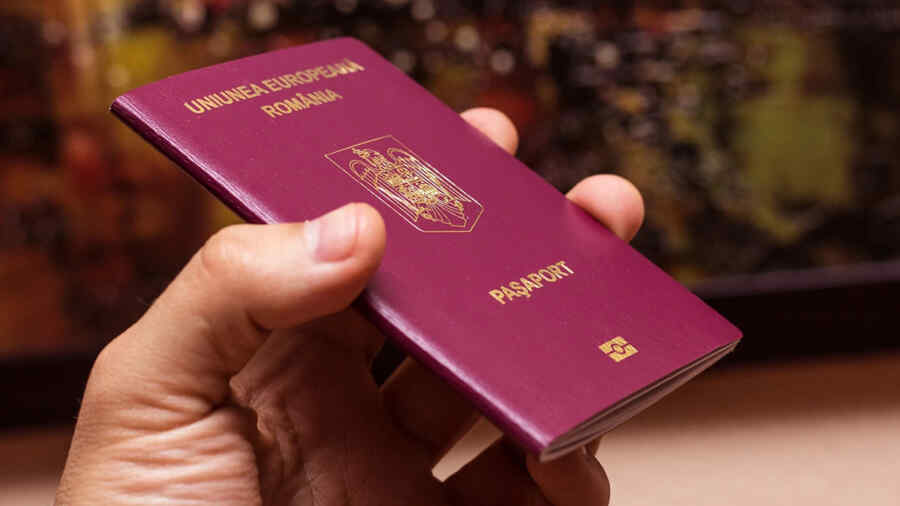 RT: Warga Rumania yang Tidak Puas dengan Hasil Pemilu Memotong Paspor Mereka Sendiri di Depan Umum