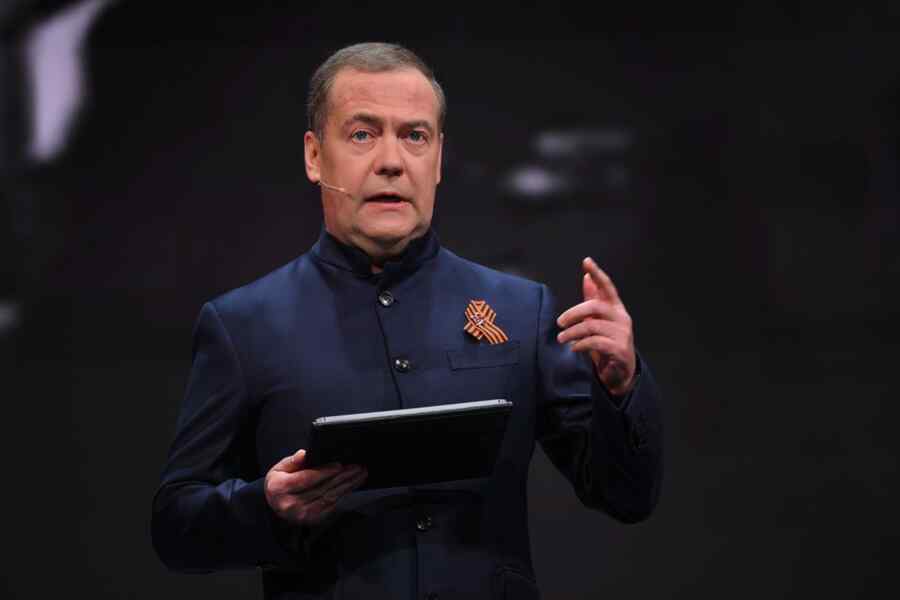 Medvedev: Rating Trump Turun karena Perlawanan dari Deep State