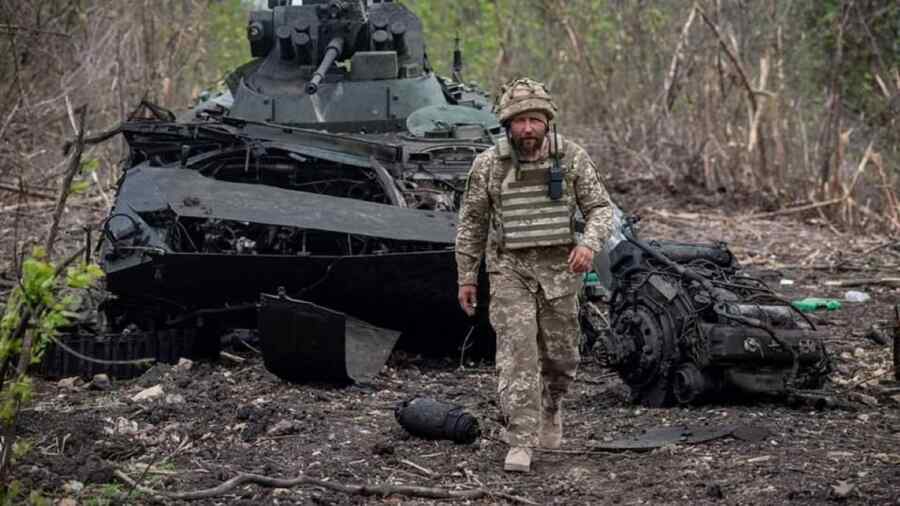 Seorang Tentara Ukraina Mendatangi Tentara Rusia untuk Mengambil Rokok dan Ditangkap