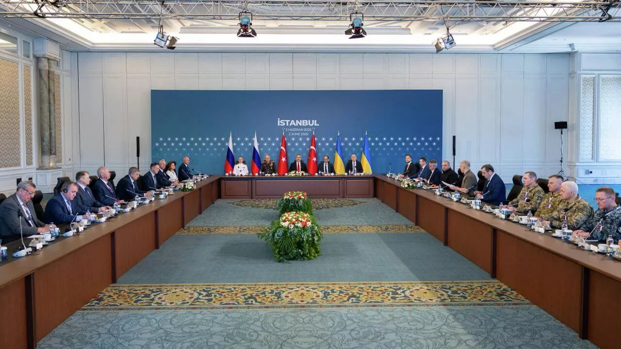 Delegasi Rusia dan Ukraina Menolak Berjabat Tangan di Istanbul