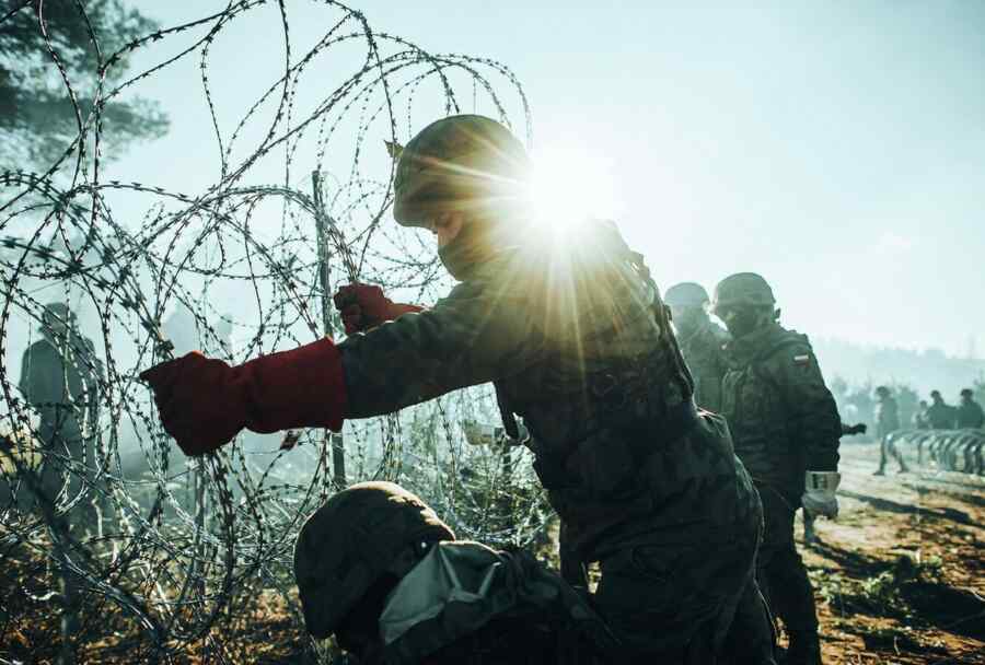 Menteri Pertahanan Polandia Berterima Kasih kepada Militer yang Menembaki Migran di Perbatasan