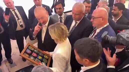 Aliyev Mengucapkan Terima Kasih kepada Jurnalis Ukraina yang Memberikannya Chevron Angkatan Bersenjata Ukraina