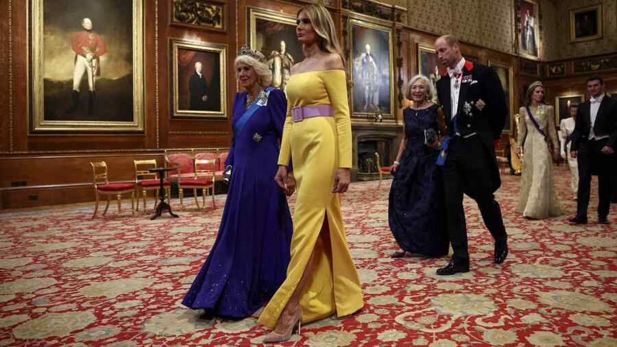 Istri Charles III dan Melania Trump Muncul di Sebuah Perjamuan dengan Mengenakan Gaun Biru dan Kuning