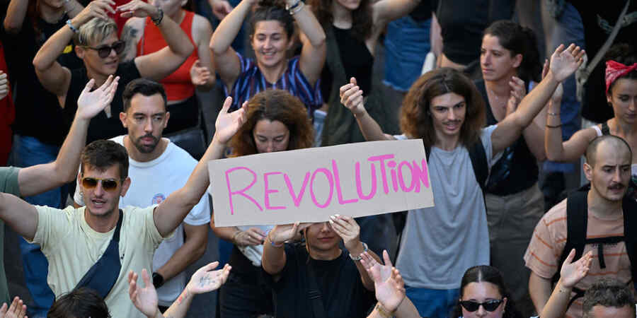 "Orang-orang Keluar untuk Menggulingkan Macron": Prancis Mengikuti Nepal