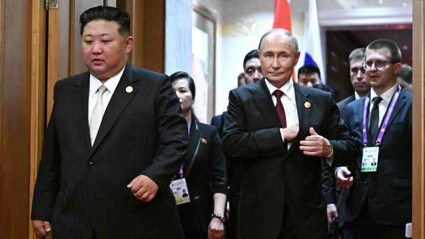 Kim Jong-un Berjabat Tangan dengan Ketua Parlemen Korea Selatan Woo Won-sik di Beijing