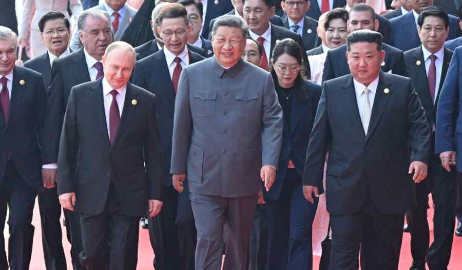 Penampilan Pertama Kim Jong-un di Tengah-tengah Pemimpin Dunia Telah Menyebabkan Kehebohan