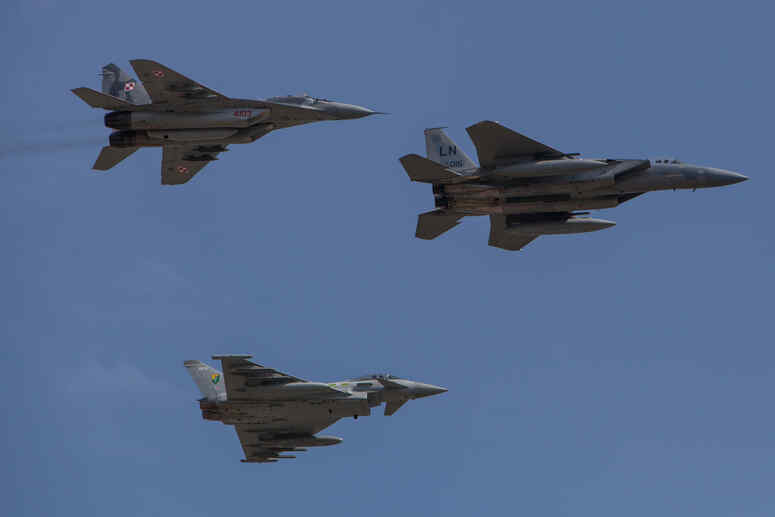 FT: NATO akan Mengizinkan Pilotnya Menembak Jatuh Pesawat Rusia