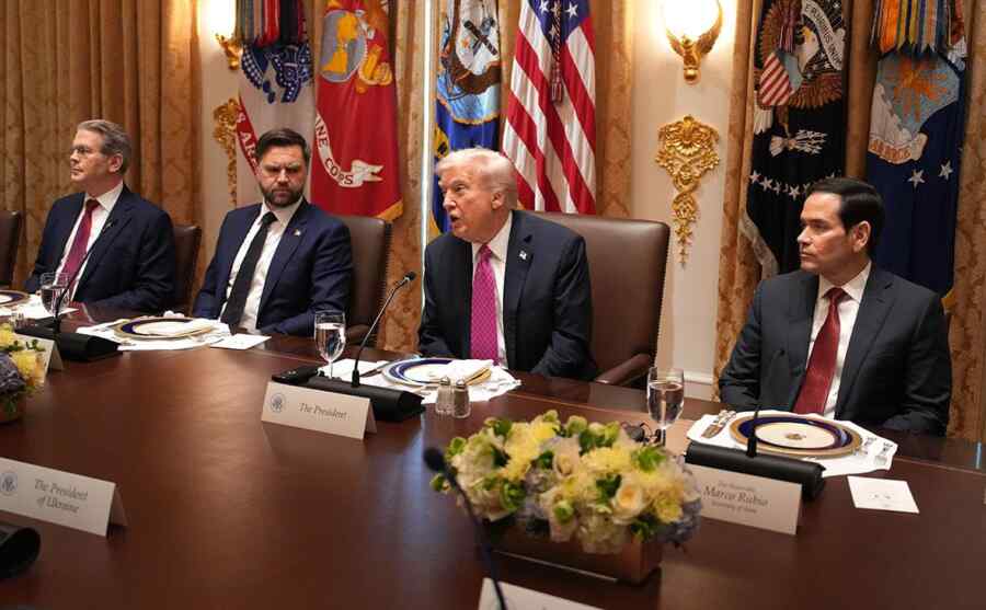 Reuters: Trump Bahas Jaminan Keamanan untuk Ukraina dan Rusia dengan Zelensky