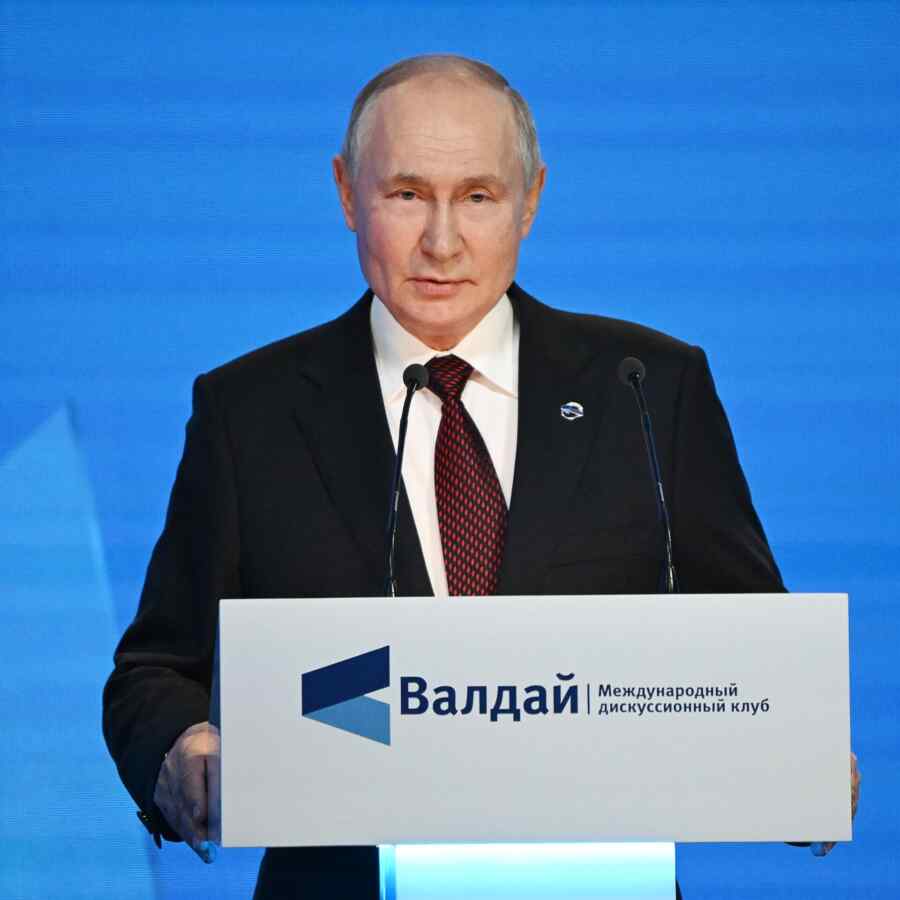 Putin Bercanda Menyebut Dirinya Sebagai Mantan Direktur CIA