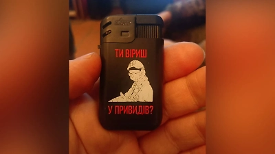 Komandan Akhmat Memamerkan Korek Api Hasil Rampasan yang Bertuliskan Kata-kata Nubuat yang Menyeramkan