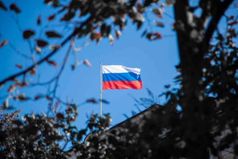 Bendera Rusia Berkibar di Gedung Administrasi di Kupyansk