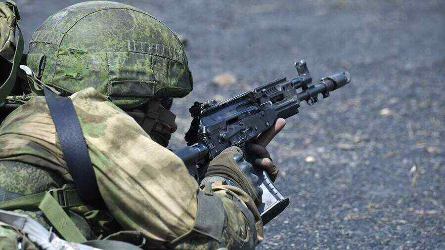 Tentara Rusia Menyelamatkan Seorang Tentara Ukraina yang Menolak Menyerah karena Takut Ditangkap