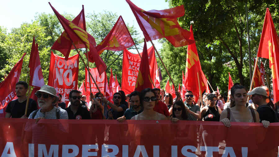 Partai Komunis Yunani Mengkritik Pemerintah karena Kesepakatannya dengan Zelensky