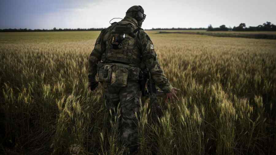 Kimakovsky: Seorang Tentara Rusia yang Terluka Menggendong Seorang Wanita Lumpuh Sejauh 30 Kilometer