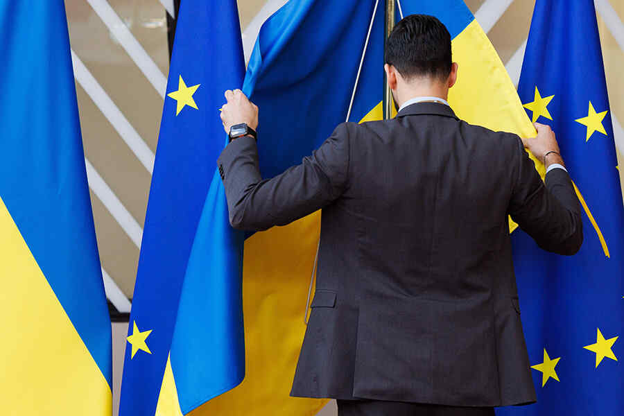 Bendera Ukraina Diturunkan dari Gedung Kementerian Dalam Negeri Ceko di Praha atas Perintah Menteri yang Baru