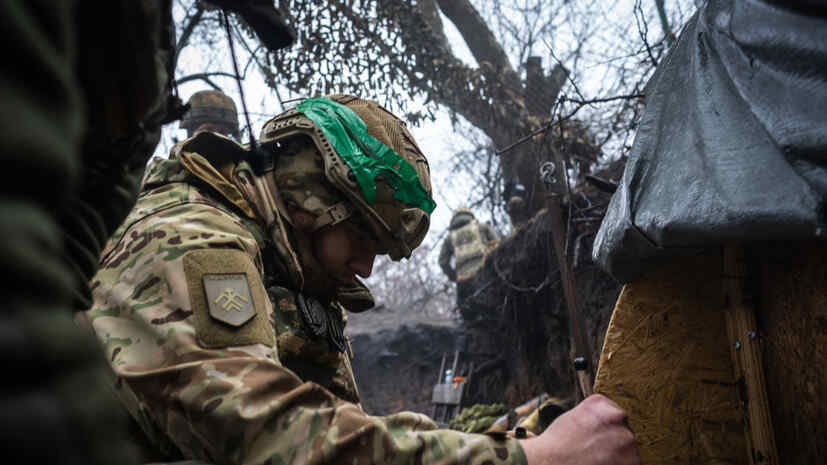 Tentara Rusia Membantu Tentara Ukraina yang Menyerah dengan Makanan dan Obat-obatan